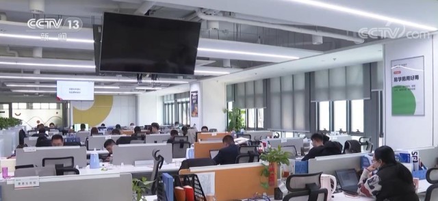 我国软件产业规模突破10万亿元大关 应用软件服务引领增长新篇章